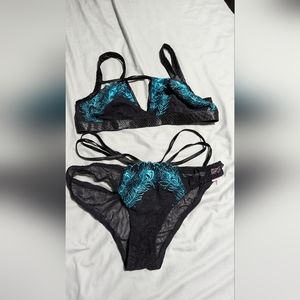 Express mimi London lingiere. Peacock pattern with adjustable straps